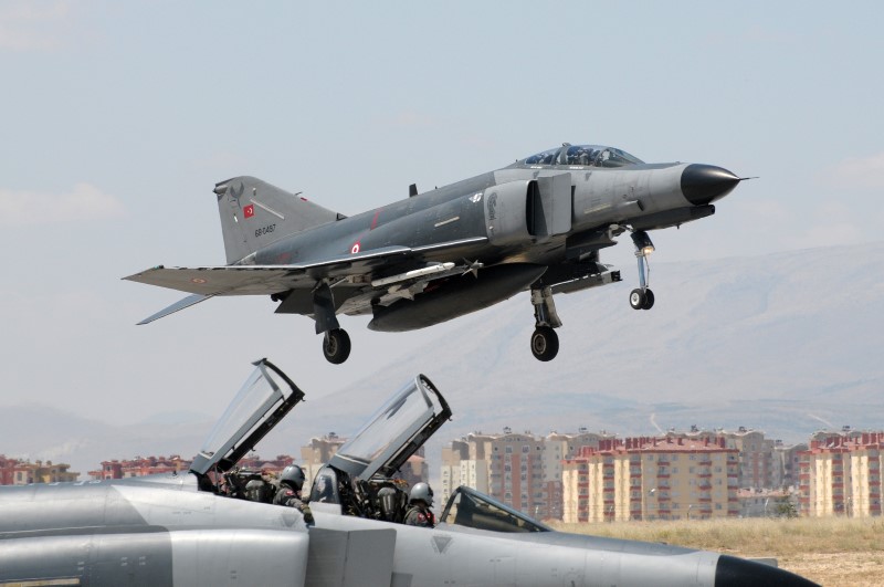 Photo 12.jpg - while a  F-4 is to land, another must wait for crossing the runway